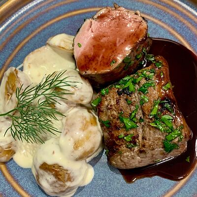 Вырезка из свинины Дюрок в соусе портвейн с бэйби картофелем и пармезаном в Русский паб по цене 1100 ₽