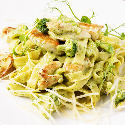 Феттуччини с курицей и брокколи в Кофейня на Остоженке по цене 890 ₽