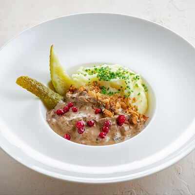 Говядина по-строгановски с картофельным пюре в Иван да Марья по цене 1290 ₽