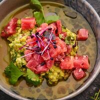 Севиче из тунца с гуакамоле и кунжутным понзу в Fatto a mano