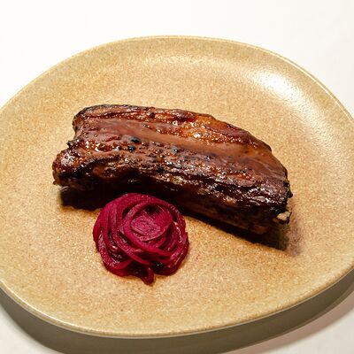 Томленая грудинка Duroc в соусе ткемали BBQ в Гоген по цене 1250 ₽