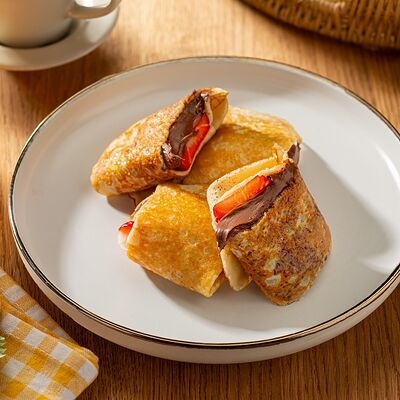 Блины с шоколадно-ореховой пастой Нутелла и клубникой в Пока горячее по цене 550 ₽