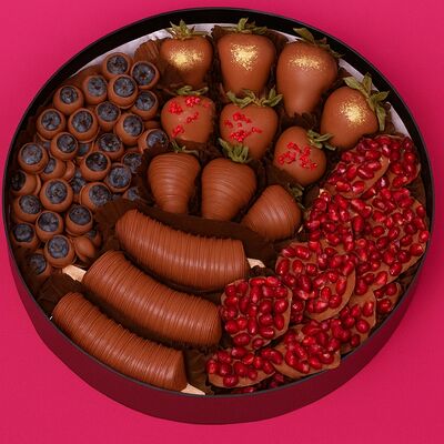 Микс из фруктов и ягод с гранатом в бельгийском шоколаде L в Клубника в шоколаде по цене 6490 ₽