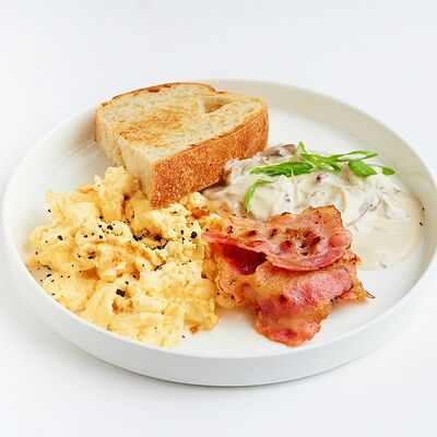 Скрембл с беконом и шампиньонами в De Paris БИСТРО по цене 680 ₽