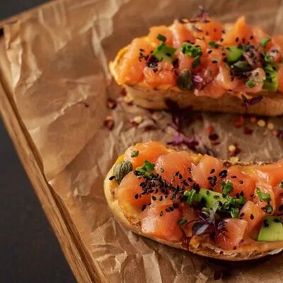 Брускетта с лососем домашнего посола и соусом Туна пиканто в MeatBarrique по цене 1380 ₽