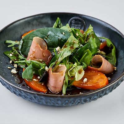 Салат с пармской ветчиной и хурмой в Barista&Povarista по цене 570 ₽