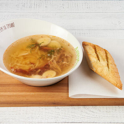 Суп-лапша с индейкой, перепелиным яйцом, вялеными томатами и багетом в АндерСон по цене 390 ₽