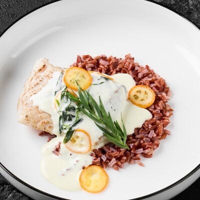 Стейк из судака с красным рисом и сливочным соусом с кумкватом в RAGU Cafe по цене 890 ₽