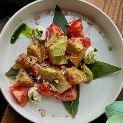 Хрустящие баклажаны с томатами и кешью в Seven по цене 670 ₽