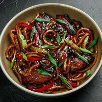 Лапша с курицей и овощами в Wok café