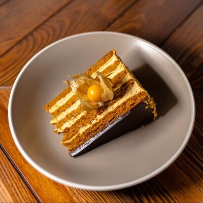 Торт медовик с шоколадомв Ресторан Невский по цене 345 ₽