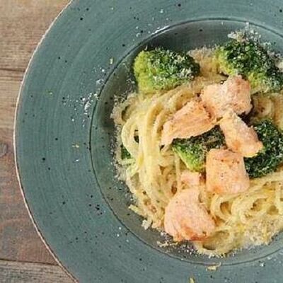 Спагетти с красной рыбой и брокколив Panama City по цене 659 ₽