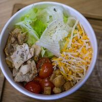 Цезарь с курицей в Shake bistro