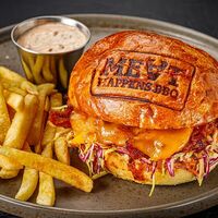 Бургер с рваной свининой в MEAT HAPPENS BBQ