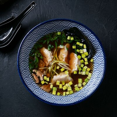 Гёдза с курицей в бульоне в Tottori по цене 750 ₽