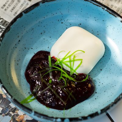 Панна котта с лемонграссом и джемом клюква-кардамон в Лапшичная Wo по цене 250 ₽