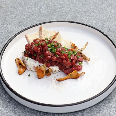 Тартар из говяжьей вырезки с жареными лисичками, галетами и сырным кремом в Double по цене 890