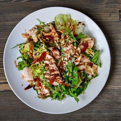 Салат с куриной грудкой в Сушико по цене 560 ₽