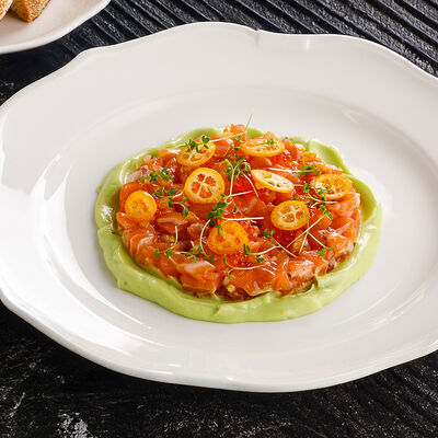 Тартар из лосося и авокадо в Ginza по цене 1890 ₽