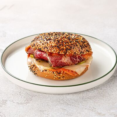 Бейгл Рубен с пастрами из говядины в Шоколадница по цене 650 ₽