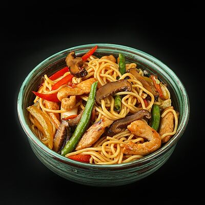 Яичная лапша с курицей и грибами шиитаке в сычуаньском соусе в RollWok club Азиатская кухня по цене 599 ₽