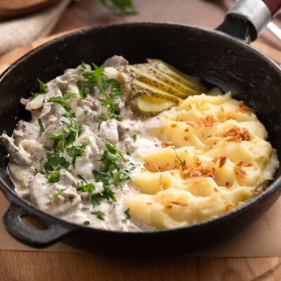 Бефстроганов из вырезки с картофельным пюре в Сандуны Урал по цене 1390 ₽