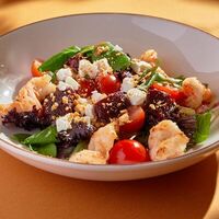 Салат с жареными креветками и грушей, томленной в красном вине. в BBQ Beer Restaurant