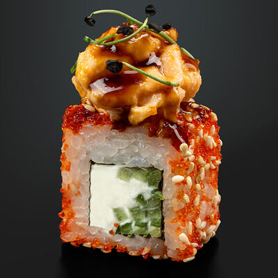 Запечённый ролл с лососем и икрой тобико в Ricers по цене 870 ₽