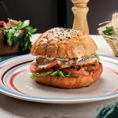 Бургер с курицей-гриль в Panificio по цене 390 ₽