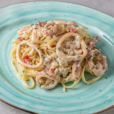 Паста с кальмаром в сливочно-икорном соусе в Kirova street по цене 280 ₽