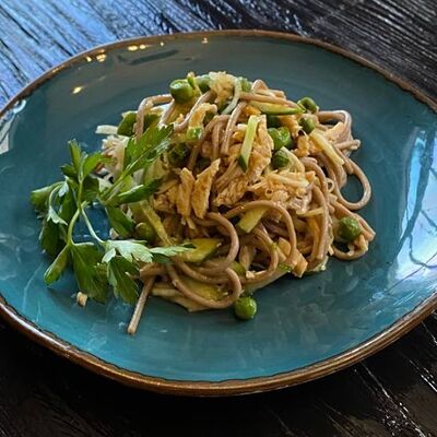 Салат с гречневой лапшой, копченой куриной грудкой, капустой, огурцом в Длинный нос по цене 195 ₽