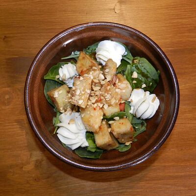 Салат с хрустящими баклажанами в Леон по цене 450 ₽