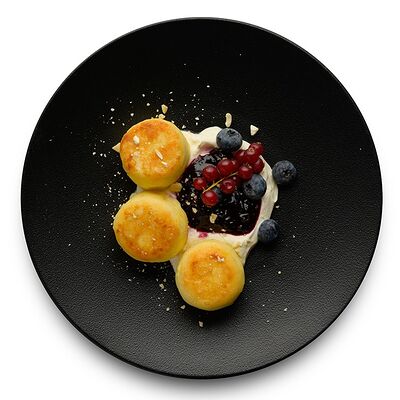 Сырники со сметаной, пряным черничным джемом и цедройв Горький по цене 649 ₽