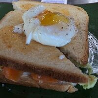 Сэндвич с лососем, яйцом пашот и голландским соусом в Черёхин