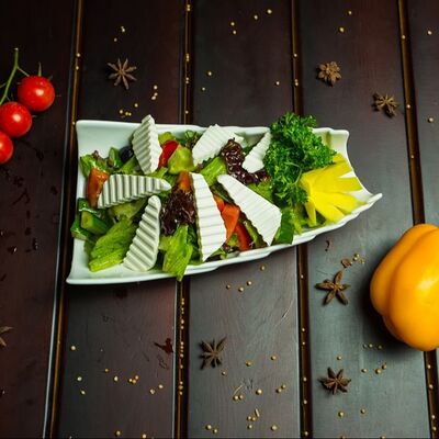 Салат Грецкий в Чайхана Чорсу по цене 399 ₽