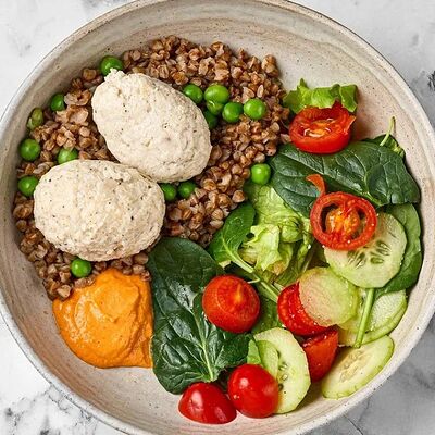 Биточки из курицы с гречкой и свежими овощами в Mikemolly по цене 660 ₽