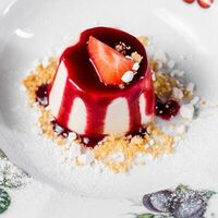 Панна котта с ягодным соусом в Villa Pasta