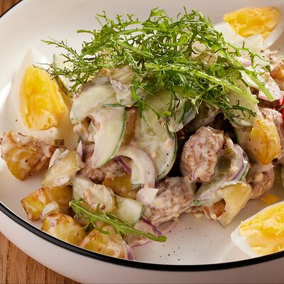 Салат с баварскими колбасками в COFFEEПЕЙ по цене 555 ₽