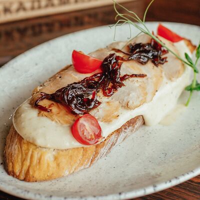 Брускетта с курицей и карамельным луком в Макадамия по цене 490 ₽