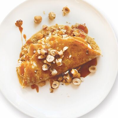 Овсяноблин с творогом, бананом и клубникой, под карамельным соусом в Медовик по цене 595 ₽