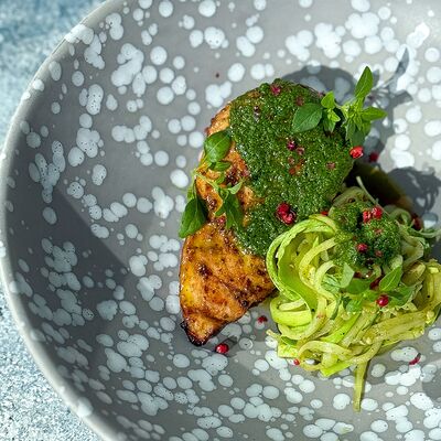 Куриная грудка на гриле с соусом Верде и цуккини в Food market skolkovo по цене 780 ₽