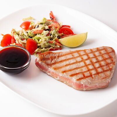 Стейк из тунца с Овощным Гарниром в Сыто Пьяно по цене 625 ₽