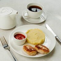 Куриные котлеты в томатном соусе с картофельным пюре в Balance cafe