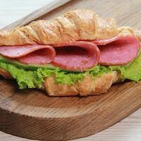 Круассан с салями в Баффет