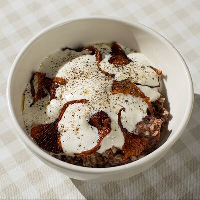 Гречка с говядиной, яйцом пашот и муссом из пармезана в Bshushu по цене 1090 ₽