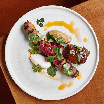 Люля-кебаб из хакасского барашка с печеным острым баклажаном и бабагануш с греческим муссом и кинзой в Булгаков по цене 830 ₽