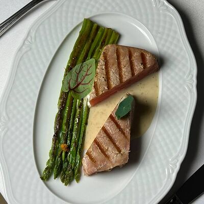 Тунец с ореховым соусом и спаржей в Острова по цене 850 ₽