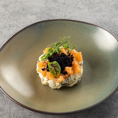 Салат с семгой и шампиньонами в Сибирская Корона по цене 619 ₽