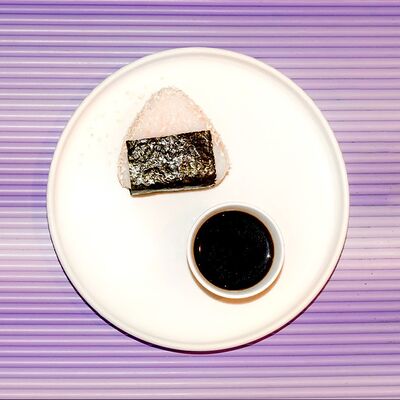 Онигири с креветкой в Лапшичка по цене 350 ₽