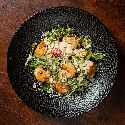 Рукола с креветками, авокадо и бальзамической редукцией в Гости Рестопаб по цене 39 р.